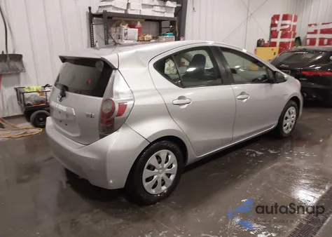 2013 Toyota Prius C One z USA, uszkodzony, nr VIN JTDKDTB32D1053675